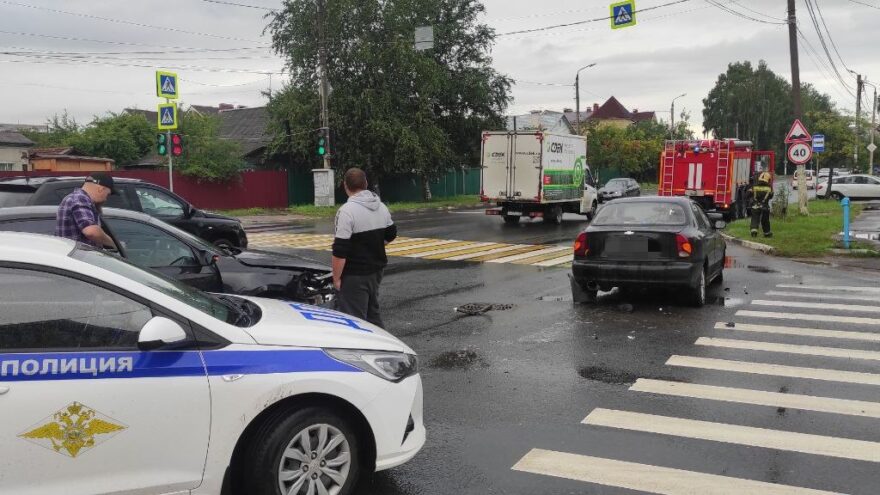 Двое детей пострадали в ДТП на перекрестке в Твери Двое детей пострадали в ДТП на перекрестке в Твери