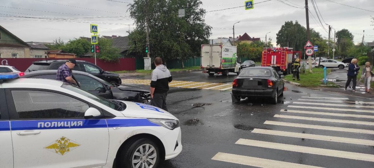 Двое детей пострадали в ДТП на перекрестке в Твери