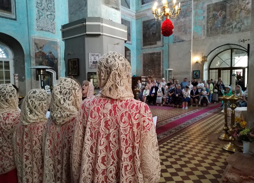 Старинный храм под Тверью наполнился многоголосьем Старинный храм под Тверью наполнился многоголосьем