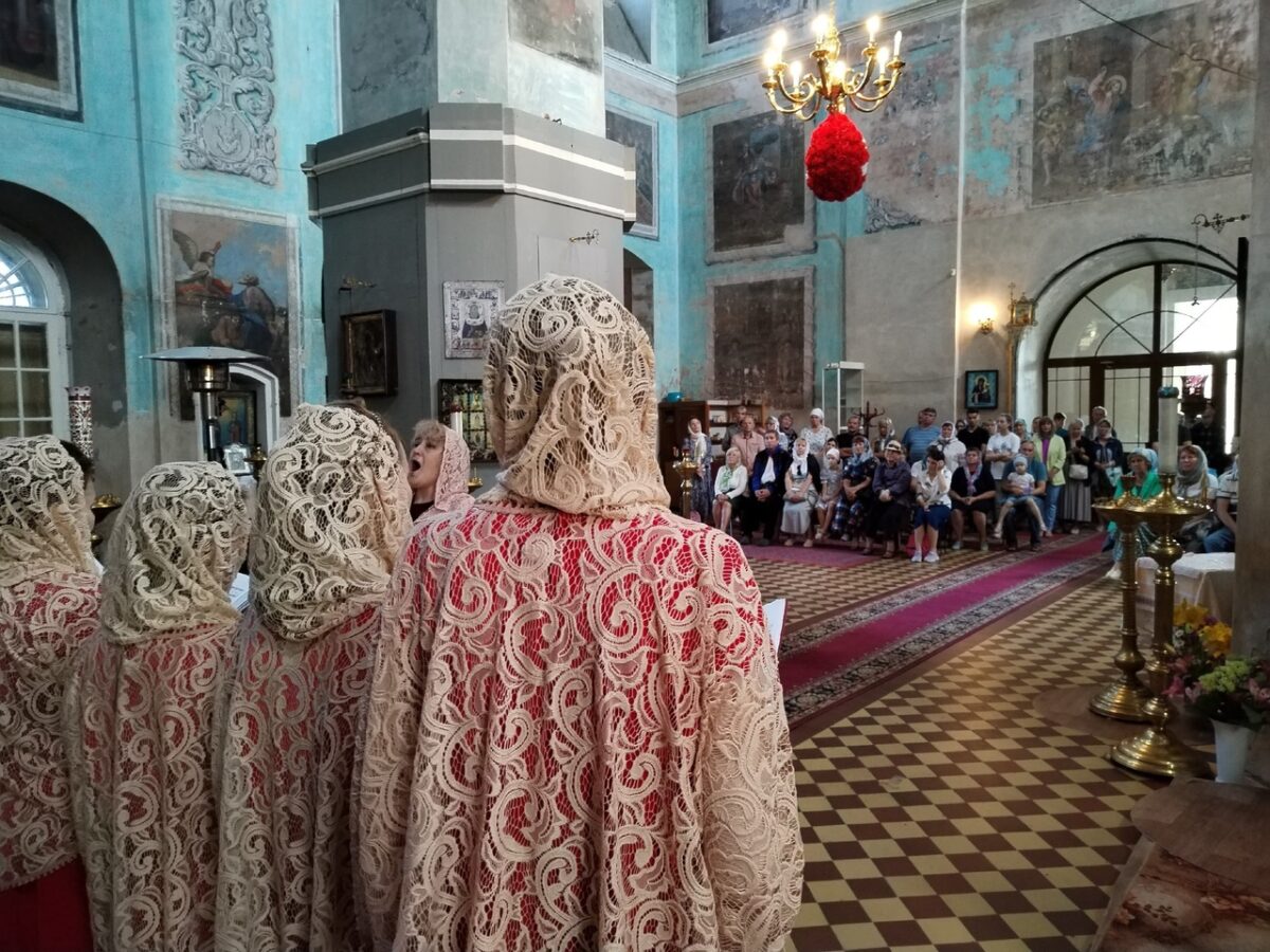 Старинный храм под Тверью наполнился многоголосьем