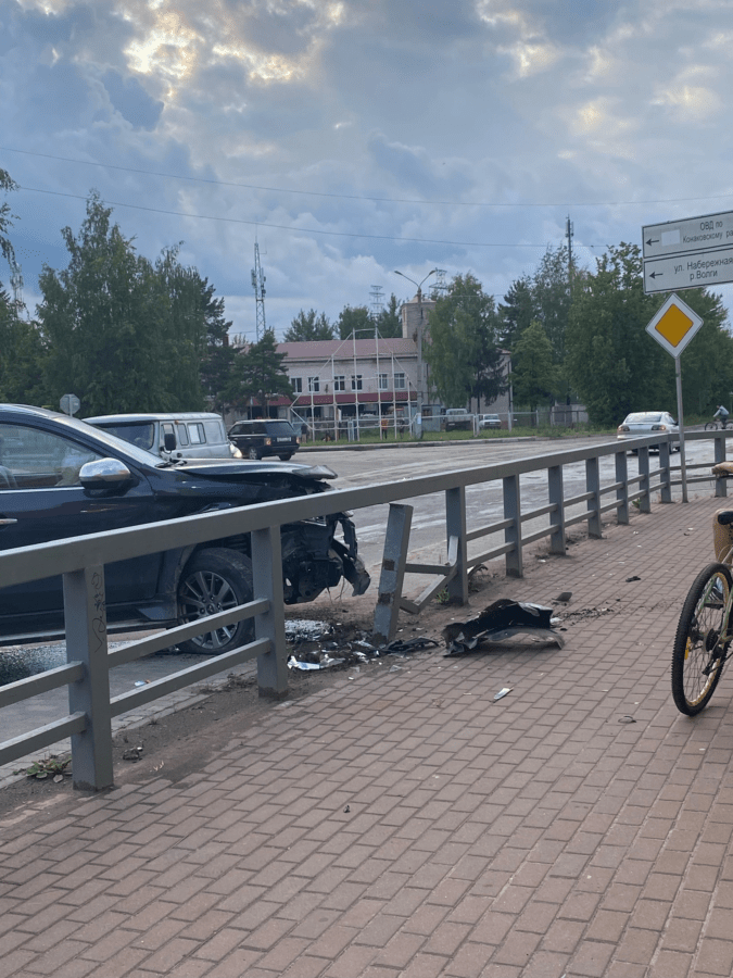 В Тверской области иномарка разнесла забор возле бистро