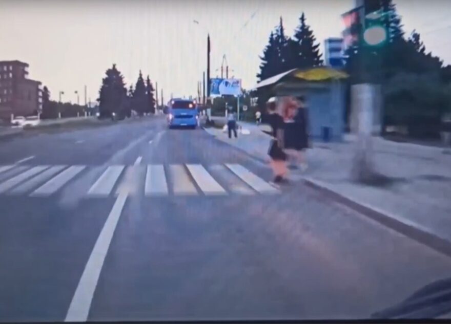 ГИБДД опубликовало видео с моментом наезда автобуса на подростка в Твери ГИБДД опубликовало видео с моментом наезда автобуса на подростка в Твери