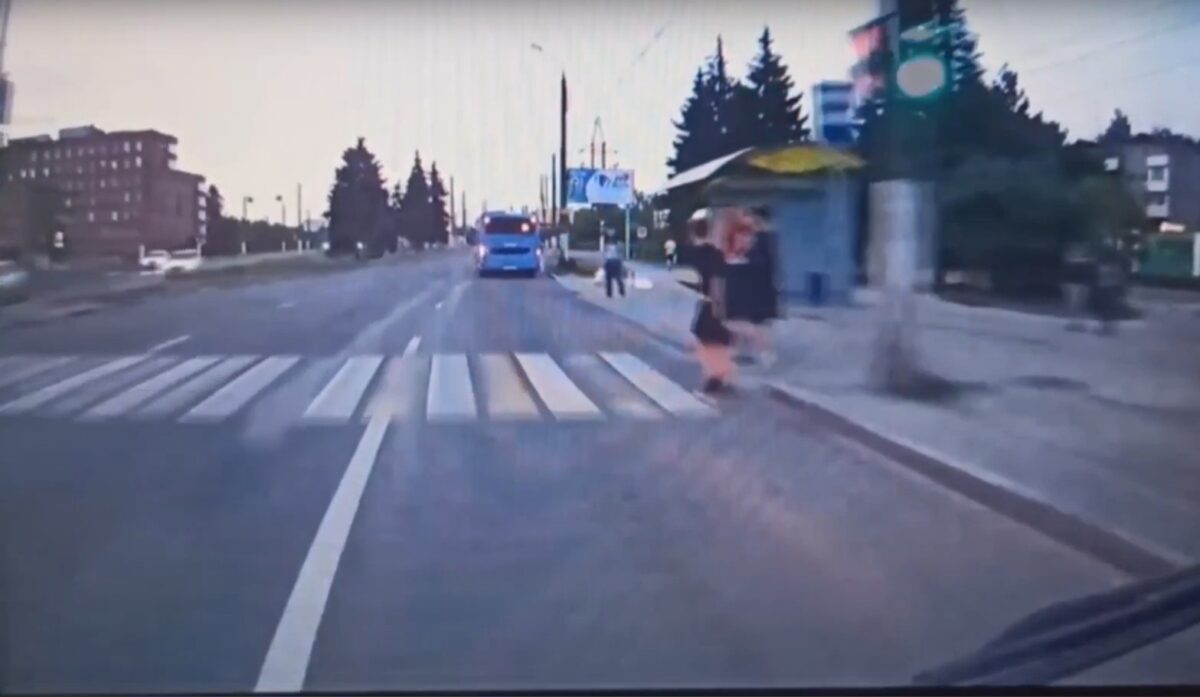 ГИБДД опубликовало видео с моментом наезда автобуса на подростка в Твери