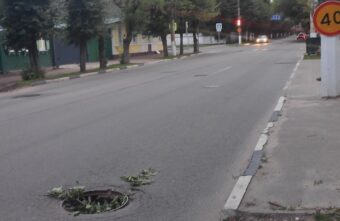 В центре Твери люди могут провалиться в открытый люк В центре Твери люди могут провалиться в открытый люк