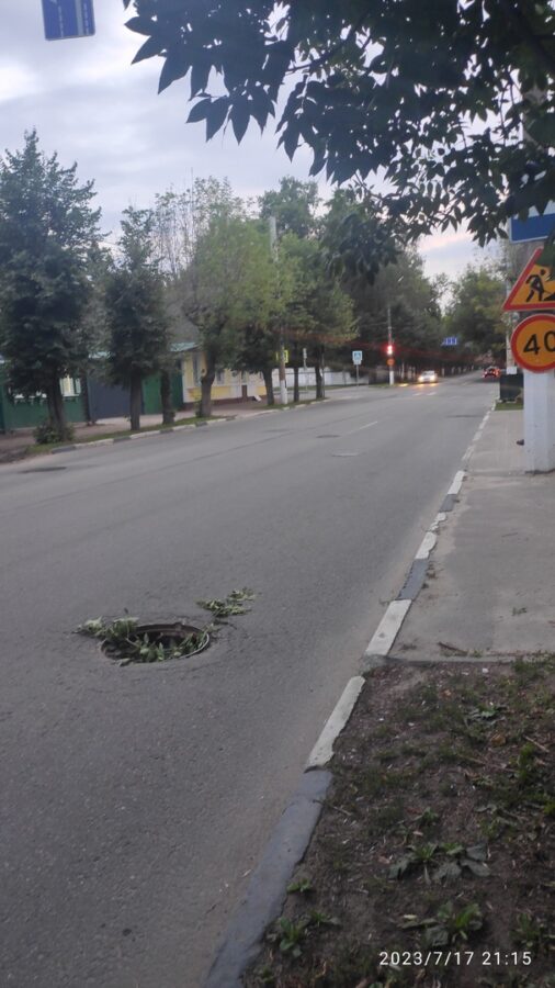 В центре Твери люди могут провалиться в открытый люк