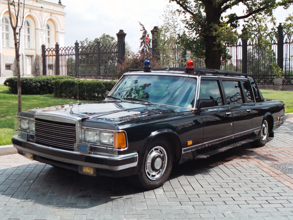 Российских чиновников и депутатов хотят пересадить на отечественные автомобили