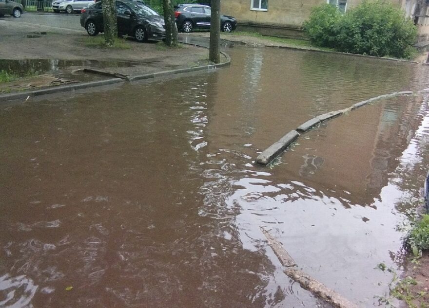 В одном из городов Тверской области затопило микрорайон