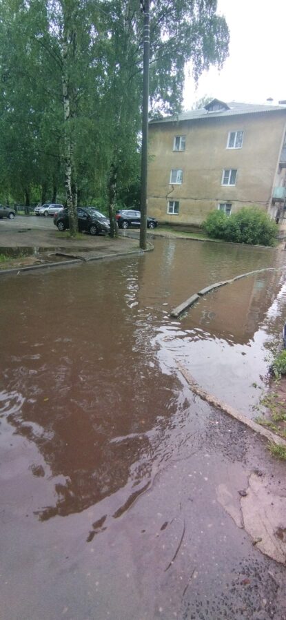 В одном из городов Тверской области затопило микрорайон