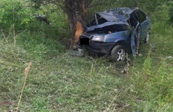 В Тверской области погиб пассажир врезавшейся в дерево машины В Тверской области погиб пассажир врезавшейся в дерево машины