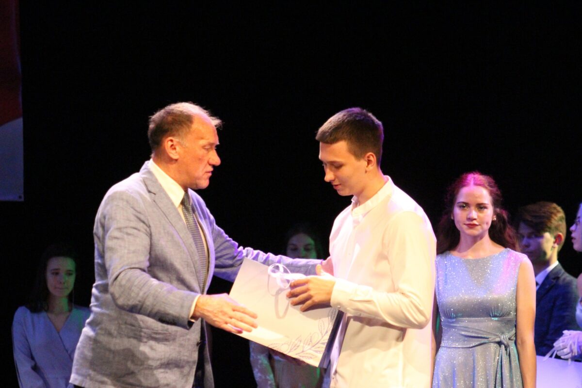 27 выпускников Вышневолоцкого округа окончили школу с медалью