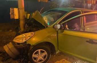 Hyundai "протаранил" мачту светофора на трассе в Тверской области Hyundai "протаранил" мачту светофора на трассе в Тверской области