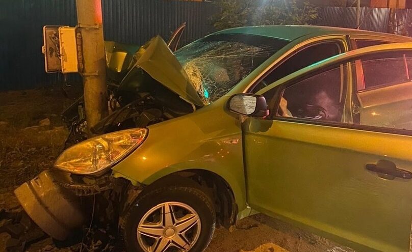 Hyundai "протаранил" мачту светофора на трассе в Тверской области Hyundai "протаранил" мачту светофора на трассе в Тверской области