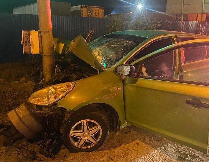 Hyundai "протаранил" мачту светофора на трассе в Тверской области