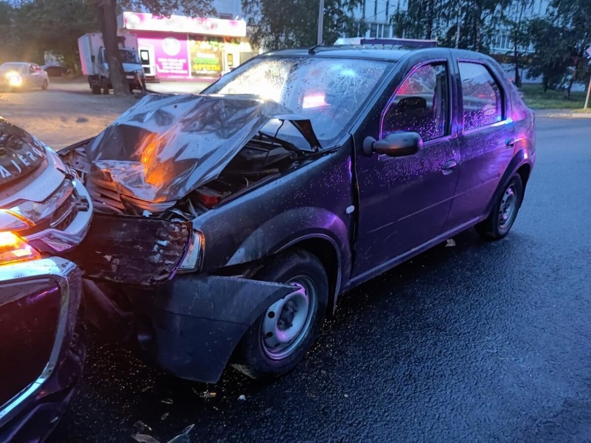 В столкновении двух иномарок в Твери пострадали два человека