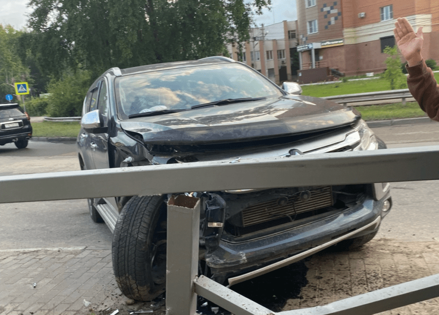 В Тверской области иномарка разнесла забор возле бистро