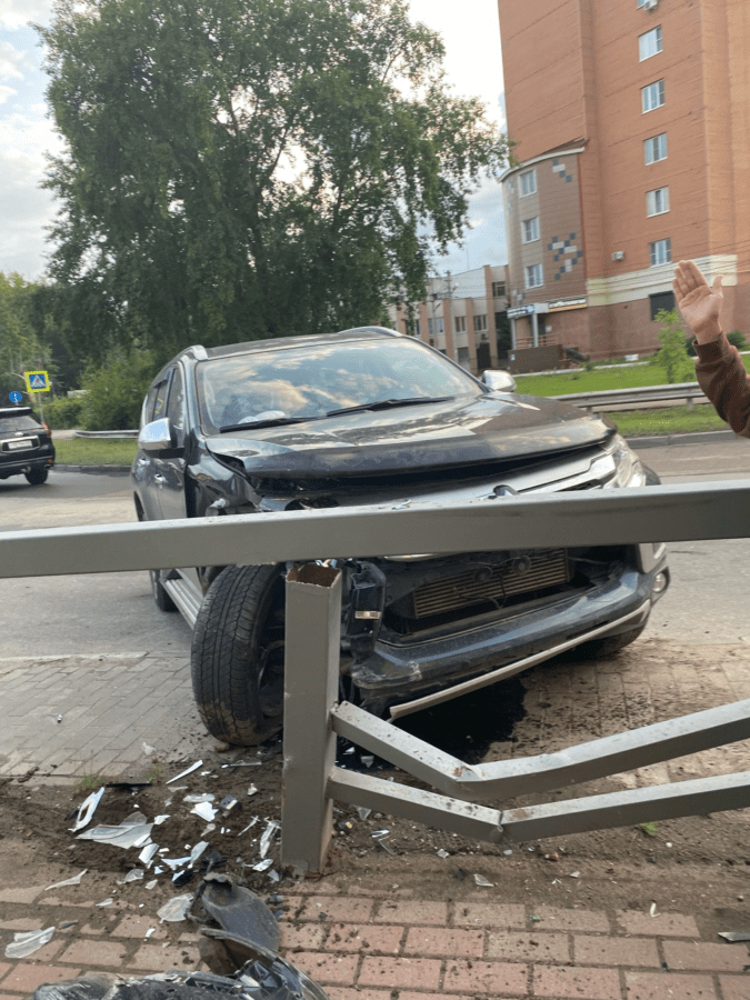 В Тверской области иномарка разнесла забор возле бистро