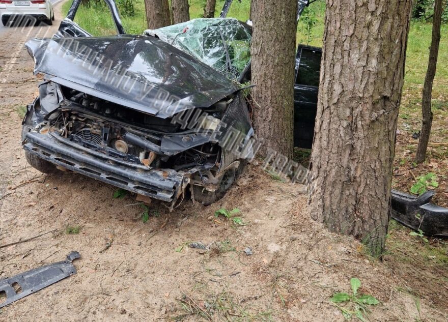 Попавший в ДТП под Тверью автомобиль разбирают на части Попавший в ДТП под Тверью автомобиль разбирают на части