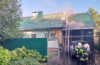 В Тверской области тушат пожар в жилом доме