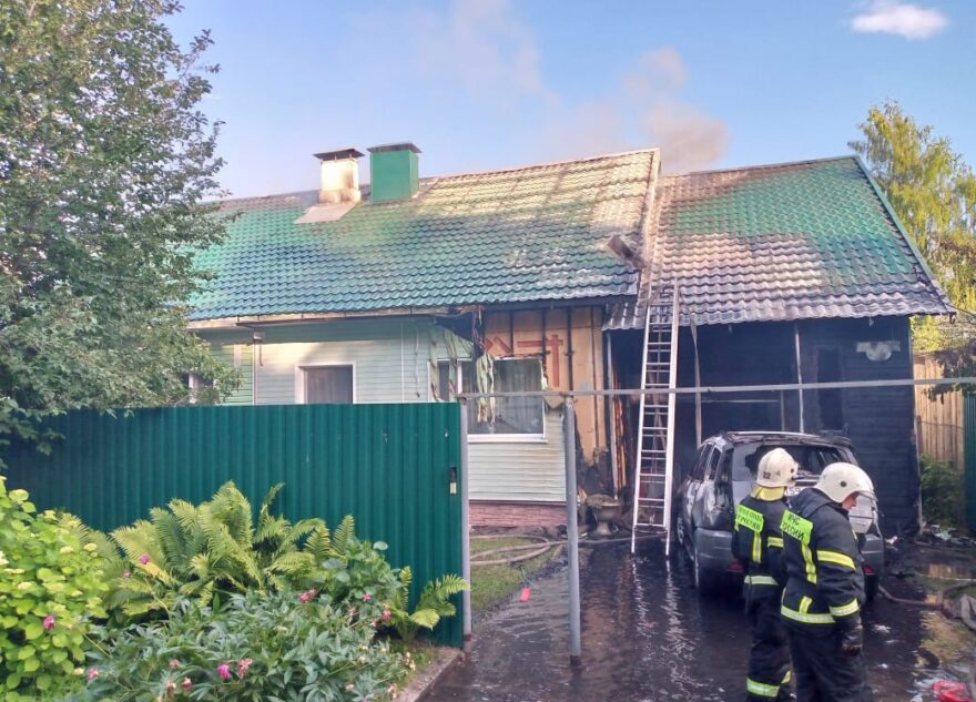 В Тверской области тушат пожар в жилом доме