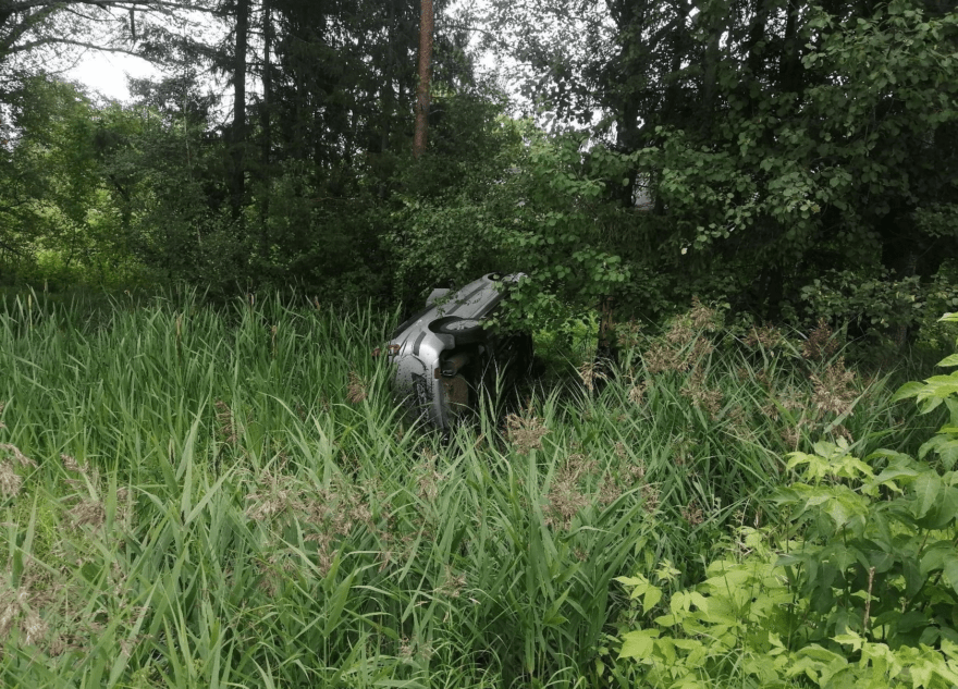 В Тверской области уснувший водитель направил машину в кювет В Тверской области уснувший водитель направил машину в кювет