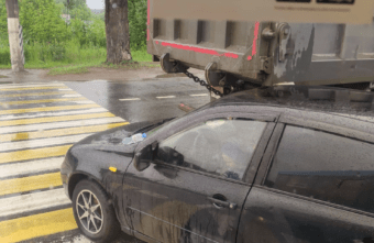 В Твери легковушка залезла под самосвал В Твери легковушка залезла под самосвал