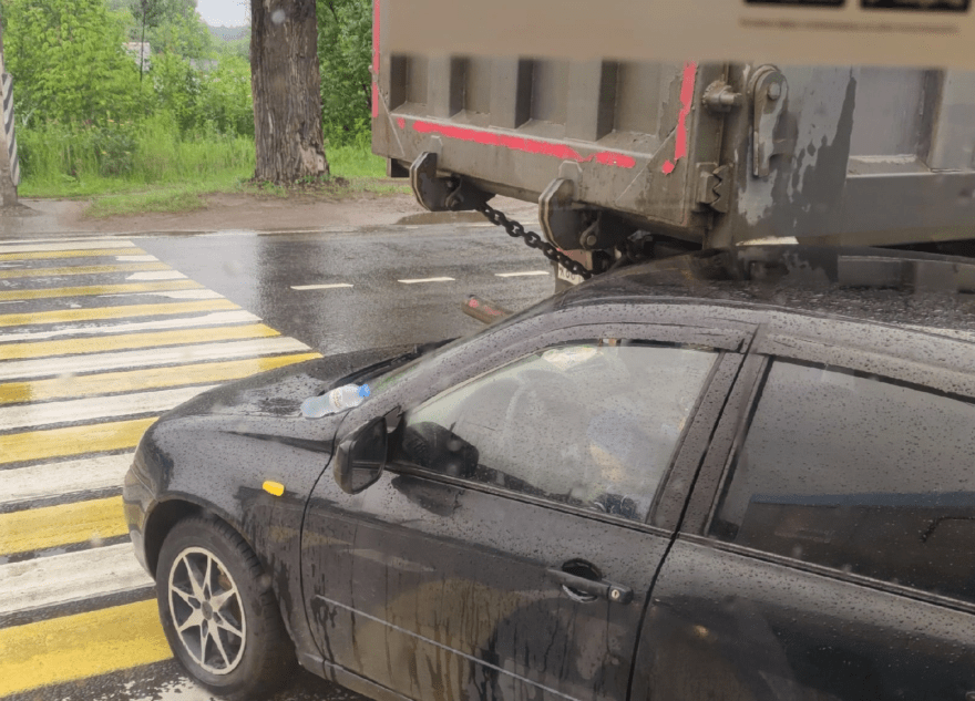 В Твери легковушка залезла под самосвал