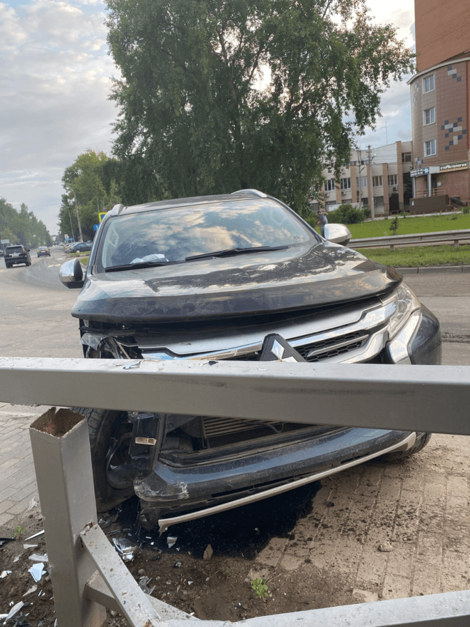 В Тверской области иномарка разнесла забор возле бистро