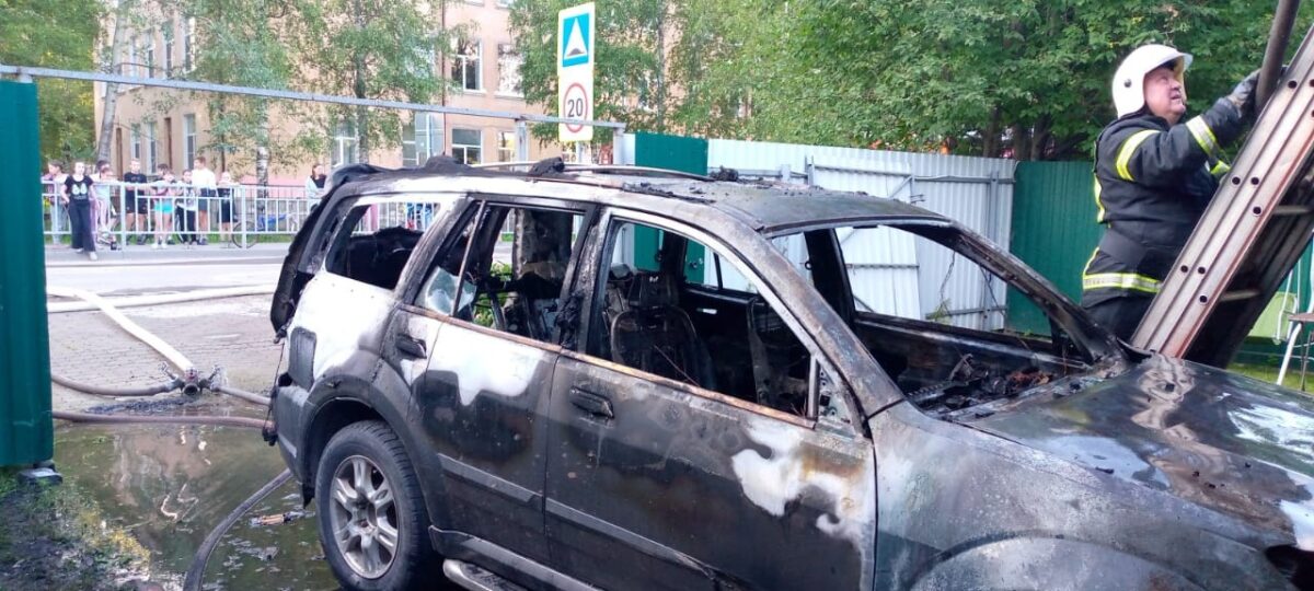 В Тверской области тушат пожар в жилом доме