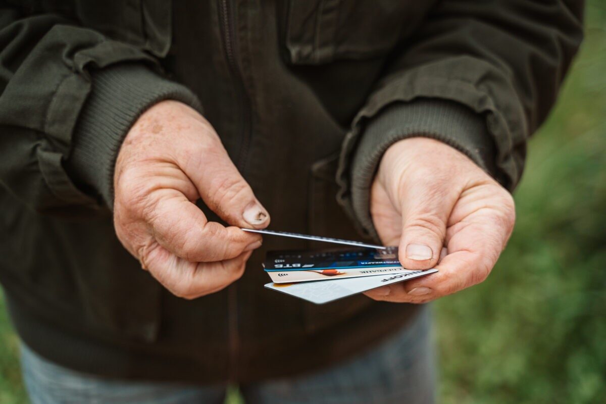 За два часа житель Тверской области перевёл на "безопасные счета" почти миллион рублей