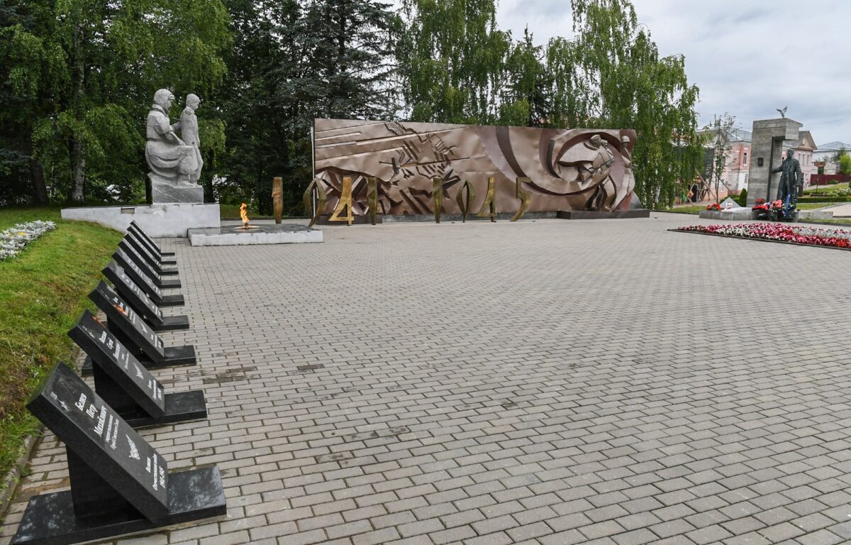 Игорь Руденя в Кашине возложил цветы к Мемориалу воинам, павшим в годы Великой Отечественной войны