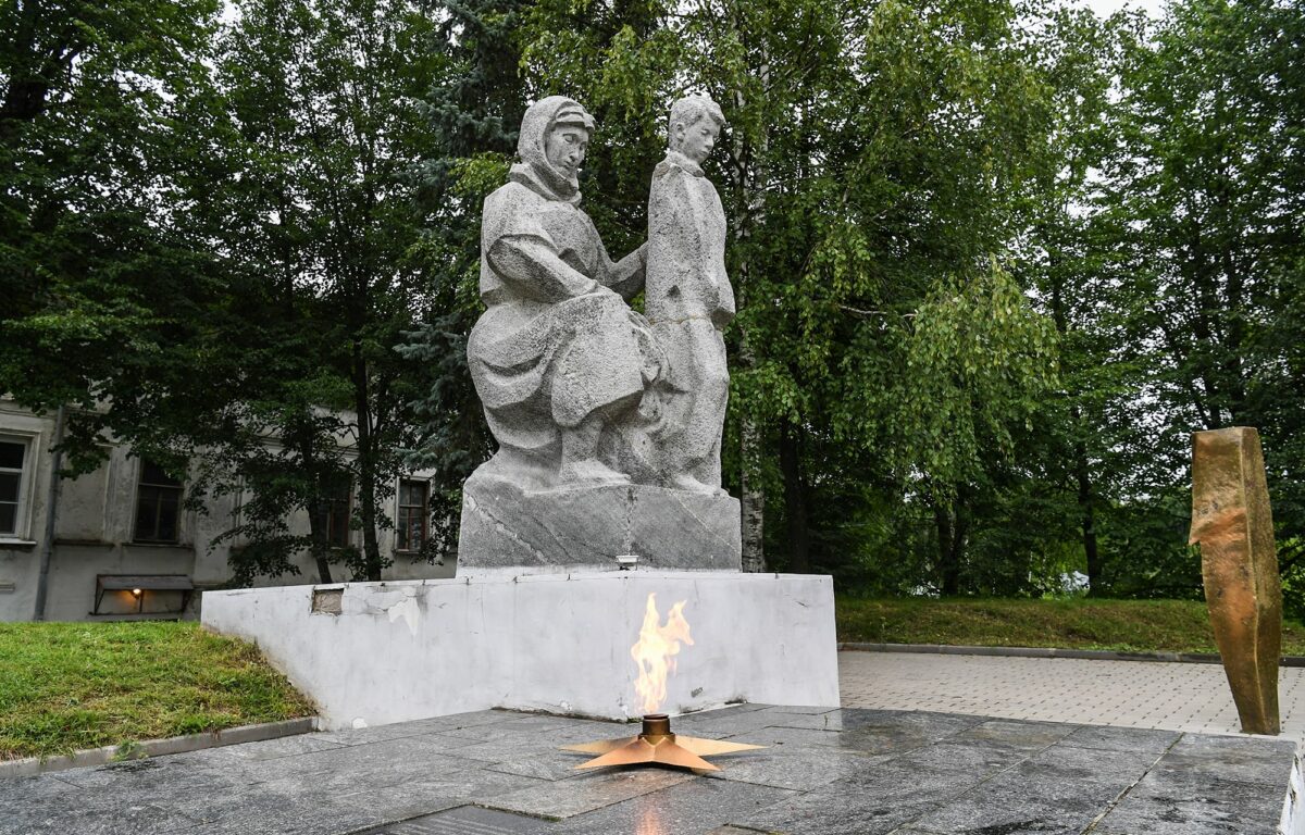 Игорь Руденя в Кашине возложил цветы к Мемориалу воинам, павшим в годы  Великой Отечественной войны | ТОП Тверь новости