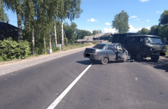 В Тверской области УАЗ нарушил ПДД и столкнулся с легковушкой