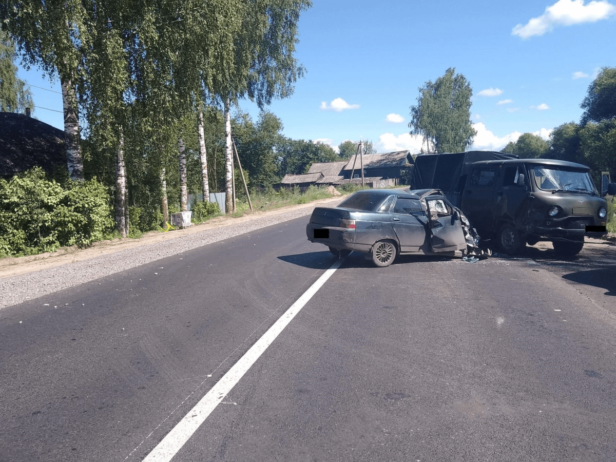 В Тверской области УАЗ нарушил ПДД и столкнулся с легковушкой