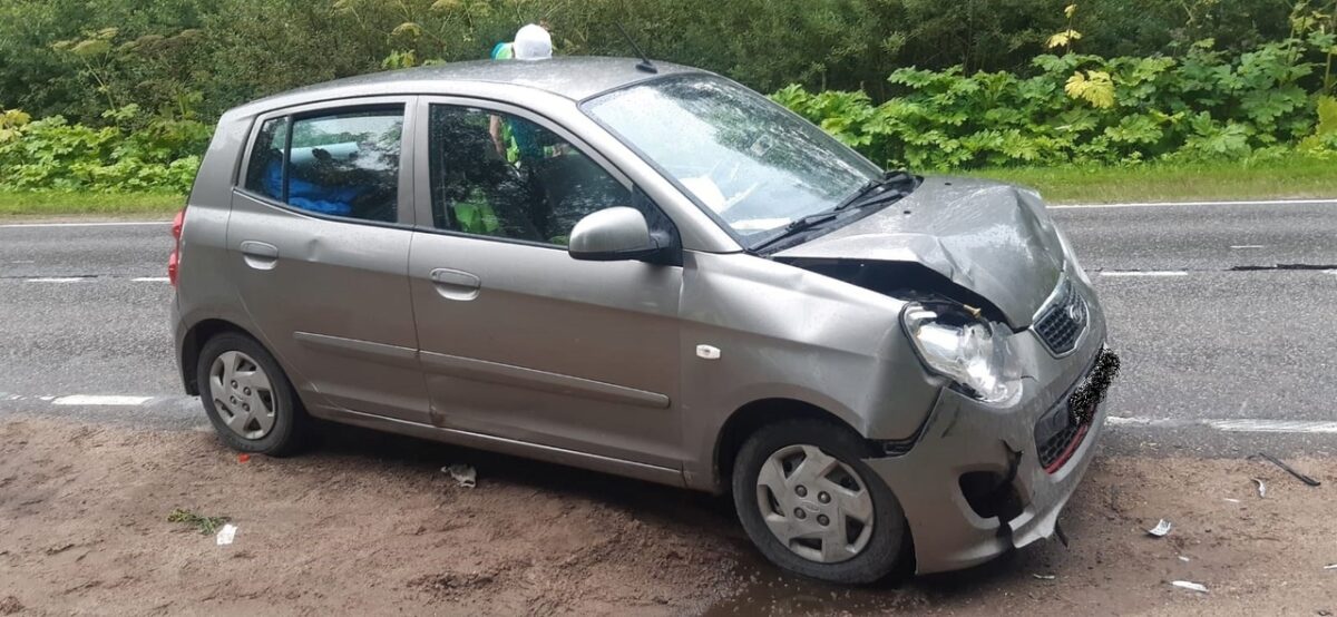 Несовершеннолетний пассажир пострадал в столкновении двух иномарок в Тверской области