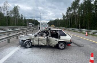 ВАЗ врезался в "отбойник" и фуру на трассе М-11 в Тверской области