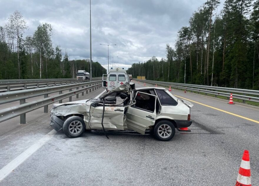 ВАЗ врезался в "отбойник" и фуру на трассе М-11 в Тверской области ВАЗ врезался в "отбойник" и фуру на трассе М-11 в Тверской области