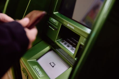 Житель Тверской области забрал оставленные в банкомате деньги Житель Тверской области забрал оставленные в банкомате деньги