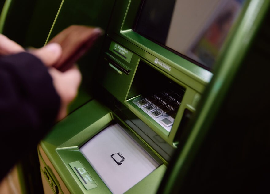 Житель Тверской области забрал оставленные в банкомате деньги