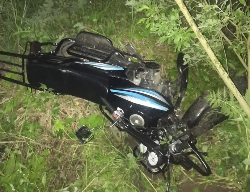 В Тверской области мотоцикл "вылетел" в кювет и врезался в опору ЛЭП