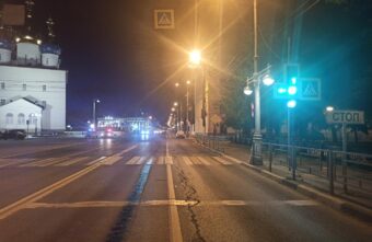 Водитель отечественной легковушки сбил велосипедиста в центре Твери