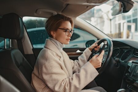 Эксперт рассказал, какие правила необходимо соблюдать при зарядке телефона в машине Эксперт рассказал, какие правила необходимо соблюдать при зарядке телефона в машине