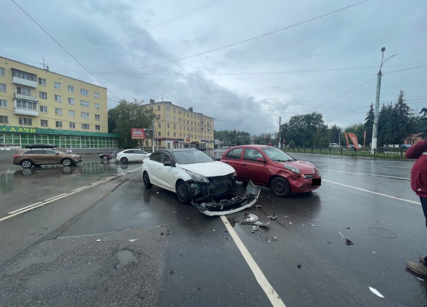 В Заволжском районе Твери столкнулись две иномарки