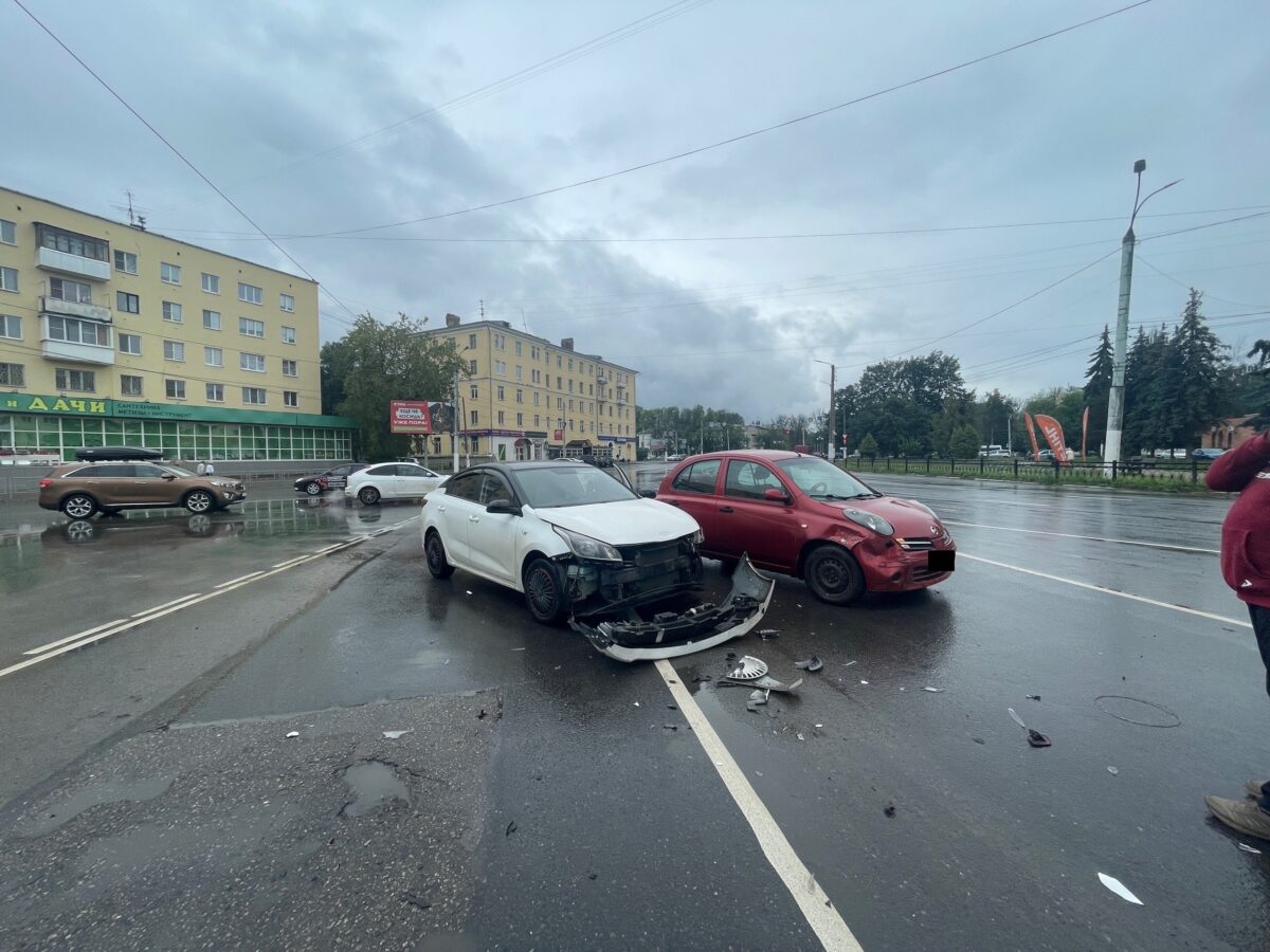 В Заволжском районе Твери столкнулись две иномарки