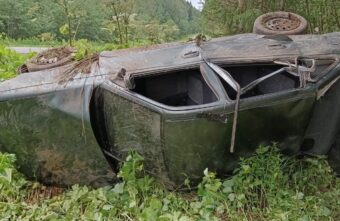 Водитель иномарки, перевернувшейся в Тверской области, скончался на месте происшествия