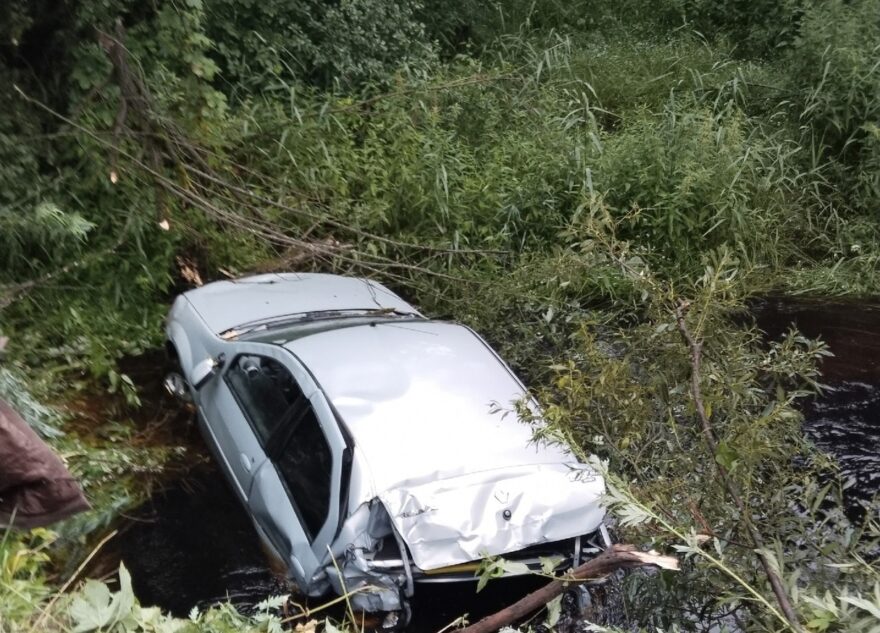 В Тверской области автомобиль оказался в ручье после ДТП
