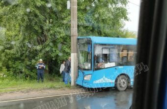 В Твери пассажирский автобус въехал в столб