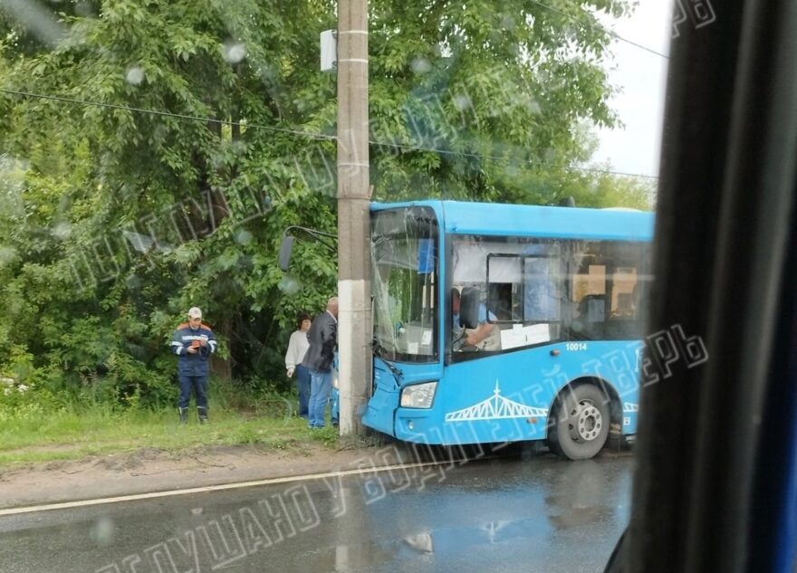 В Твери пассажирский автобус въехал в столб