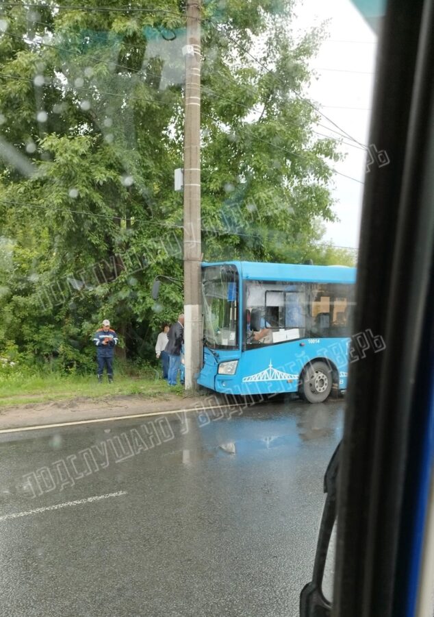 В Твери пассажирский автобус въехал в столб