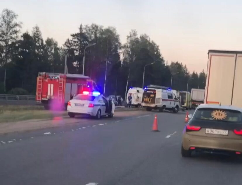 На трассе М-10 в Тверской области собралась пробка из-за ДТП На трассе М-10 в Тверской области собралась пробка из-за ДТП