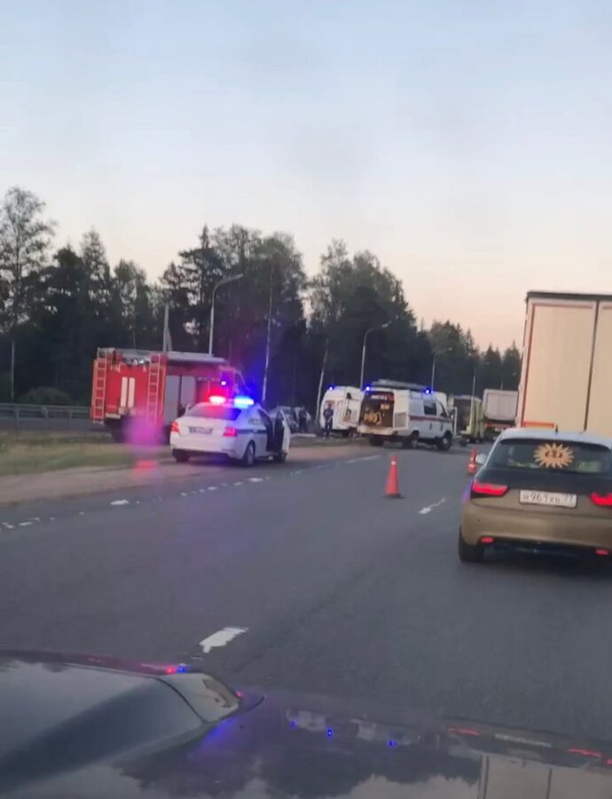 На трассе М-10 в Тверской области собралась пробка из-за ДТП На трассе М-10 в Тверской области собралась пробка из-за ДТП